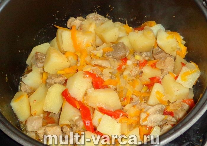 Печеня з індички з картоплею в мультиварці