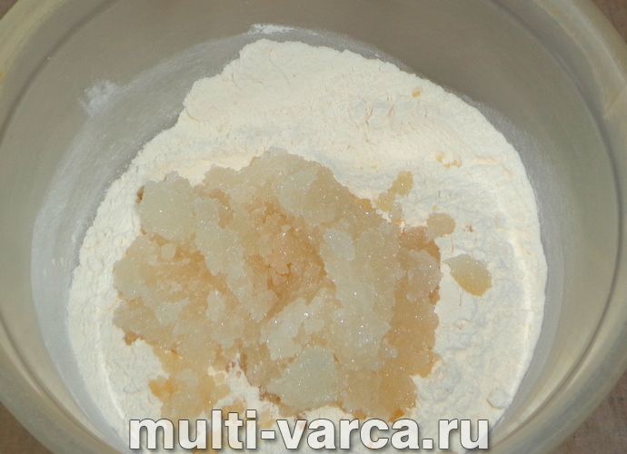 Пиріг без яєць на кефірі в мультиварці
