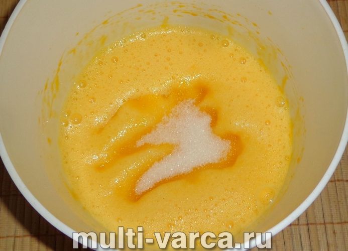 Пиріг із яблуками на кефірі в мультиварці