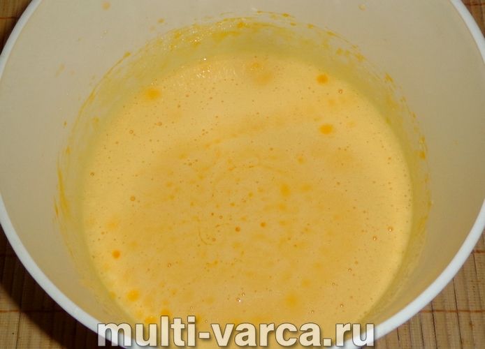 Пиріг із яблуками на кефірі в мультиварці