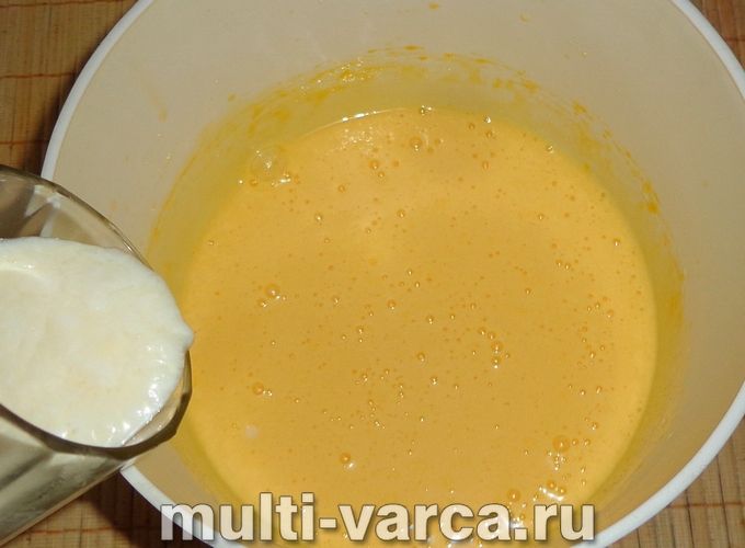 Пиріг із яблуками на кефірі в мультиварці