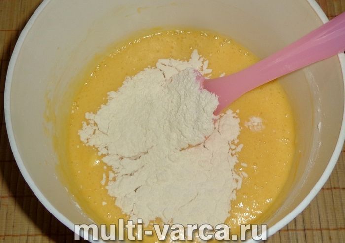 Пиріг із яблуками на кефірі в мультиварці