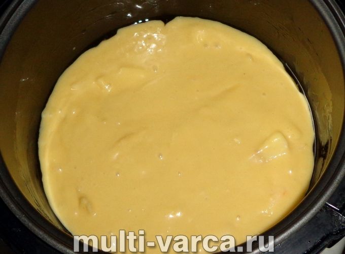 Пиріг із яблуками на кефірі в мультиварці