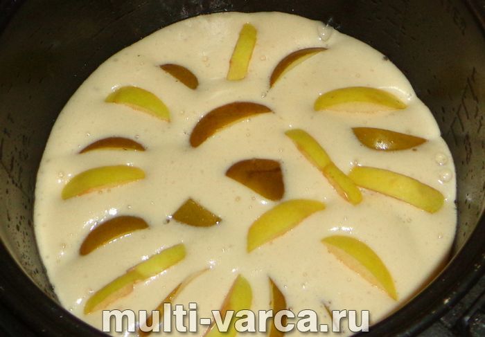Пиріг із яблуками та грушами в мультиварці