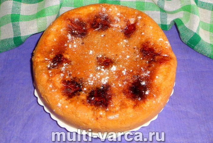 Пиріг із консервованими персиками в мультиварці