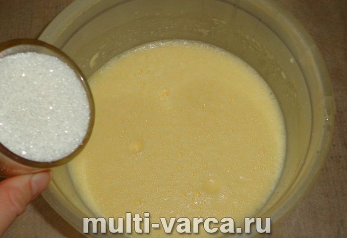 Пиріг із консервованими персиками в мультиварці