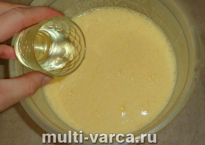 Пиріг із консервованими персиками в мультиварці