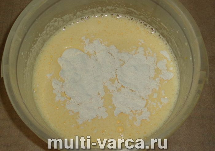 Пиріг із консервованими персиками в мультиварці