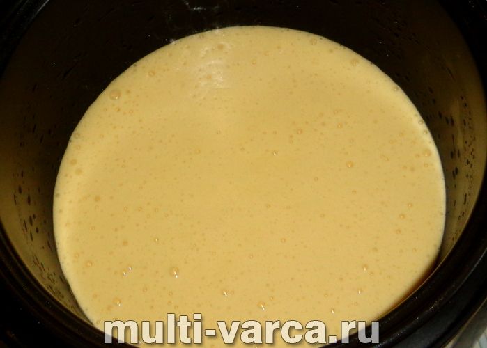 Пиріг із консервованими персиками в мультиварці