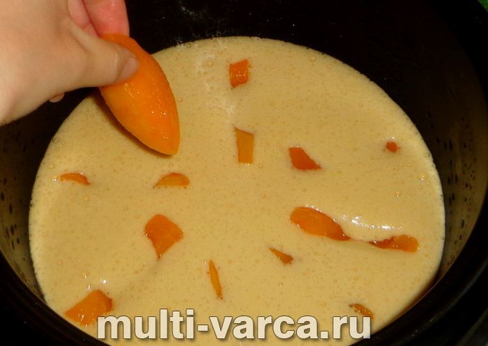 Пиріг із консервованими персиками в мультиварці