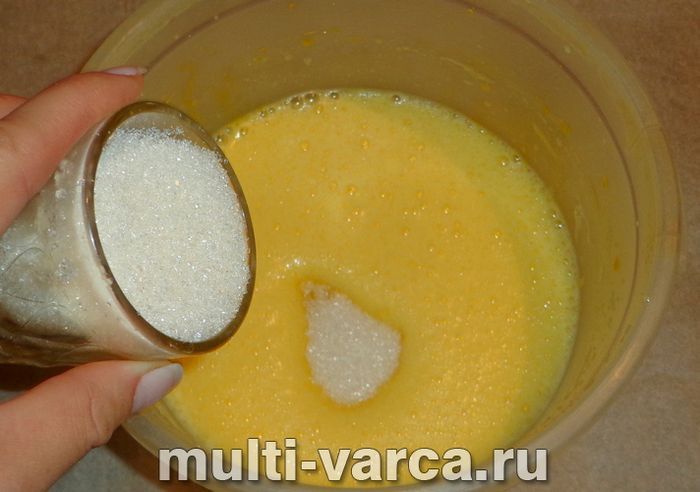 Пиріг на кефірі зі сливами в мультиварці