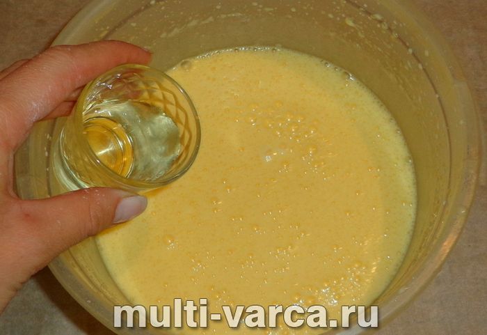 Пиріг на кефірі зі сливами в мультиварці