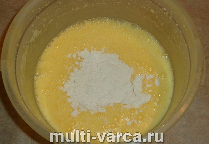 Пиріг на кефірі зі сливами в мультиварці