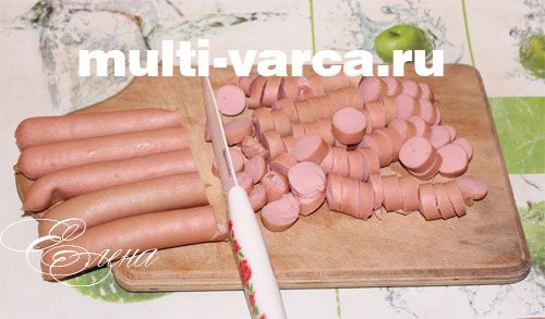 Пиріг на майонезі з сиром і сосисками в мультиварці