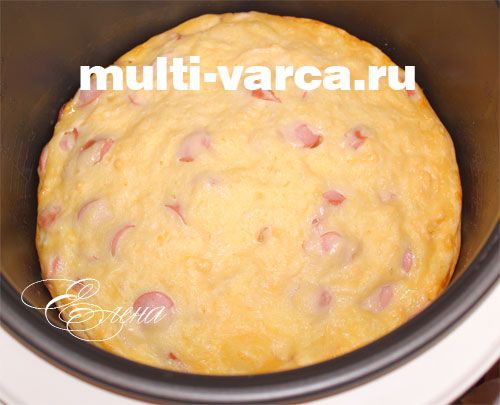 Пиріг на майонезі з сиром і сосисками в мультиварці