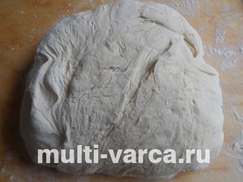 Пиріжки з вишнею з дріжджового тіста в мультиварці