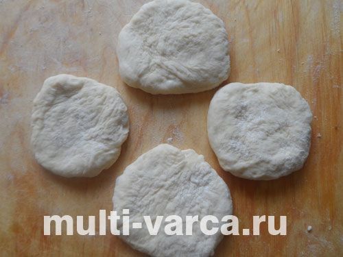 Пиріжки з вишнею з дріжджового тіста в мультиварці