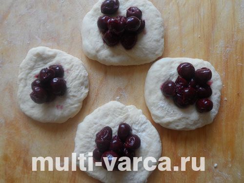 Пиріжки з вишнею з дріжджового тіста в мультиварці