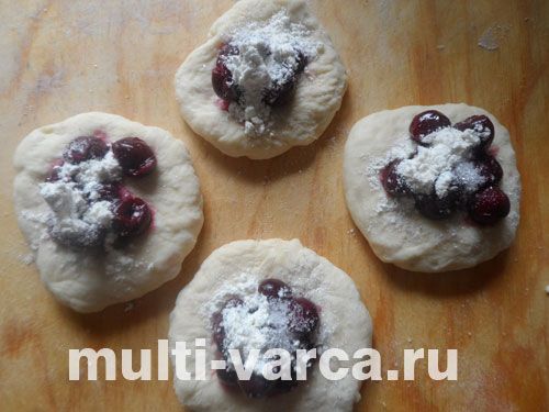 Пиріжки з вишнею з дріжджового тіста в мультиварці
