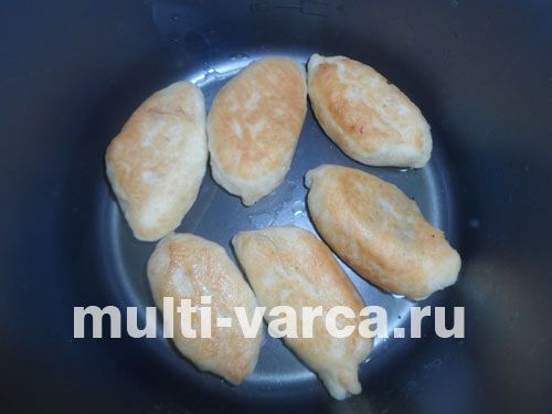 Пиріжки з вишнею з дріжджового тіста в мультиварці