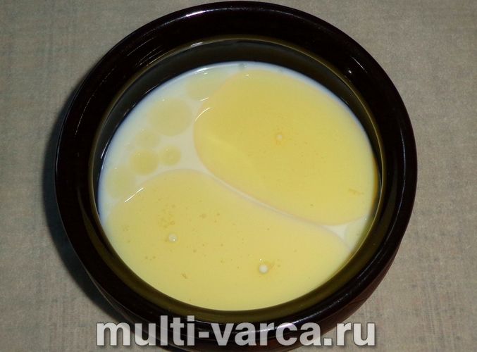 Шарлотка на молоці в мультиварці