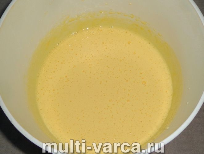 Шарлотка на молоці в мультиварці