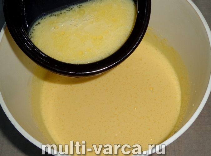 Шарлотка на молоці в мультиварці