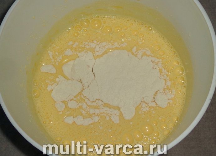 Шарлотка на молоці в мультиварці