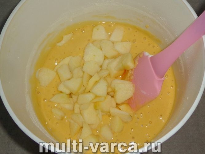 Шарлотка на молоці в мультиварці
