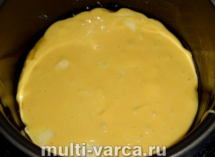 Шарлотка на молоці в мультиварці