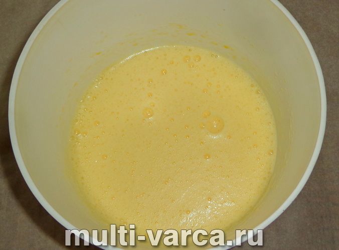 Шарлотка з бананом і яблуками в мультиварці