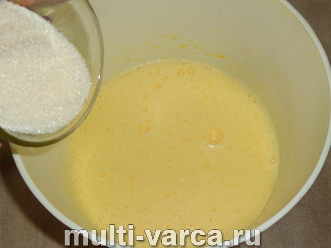 Шарлотка з бананом і яблуками в мультиварці