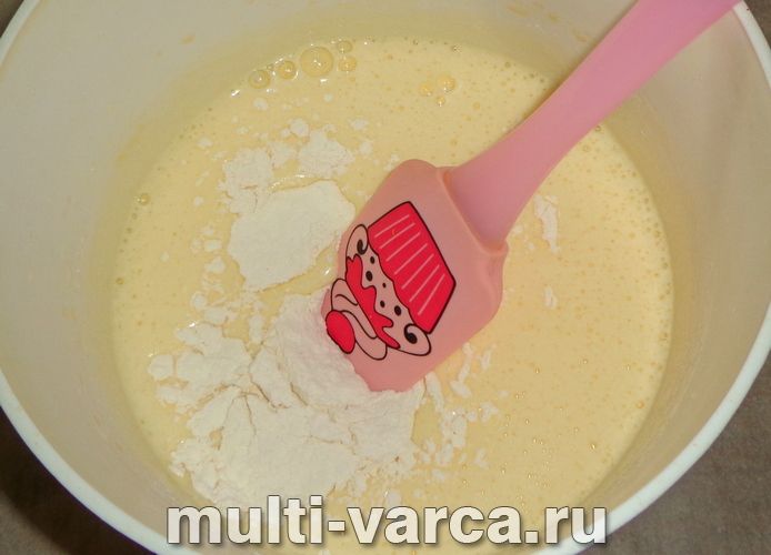 Шарлотка з бананом і яблуками в мультиварці