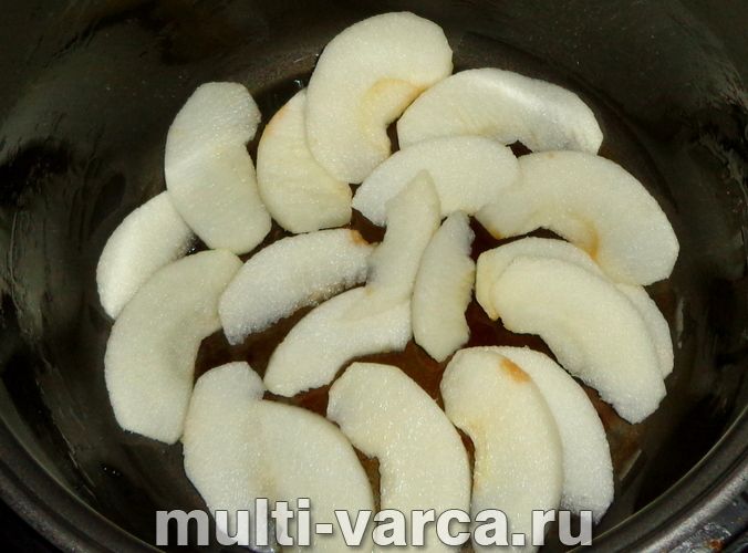 Шарлотка з бананом і яблуками в мультиварці