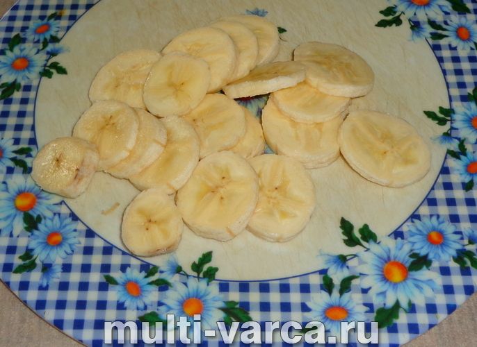 Шарлотка з бананом і яблуками в мультиварці