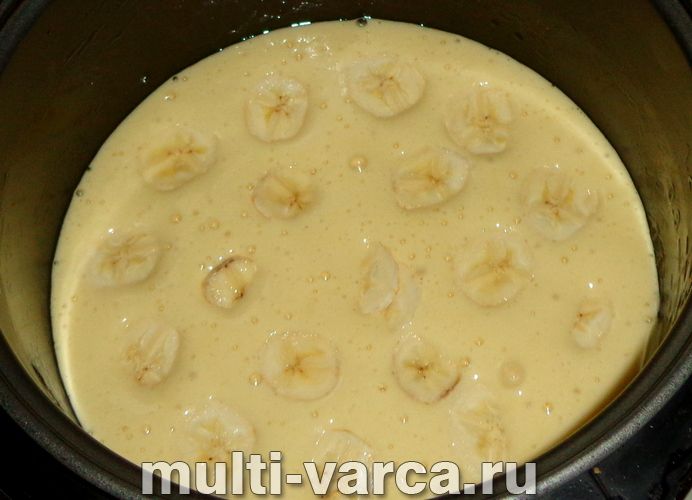 Шарлотка з бананом і яблуками в мультиварці
