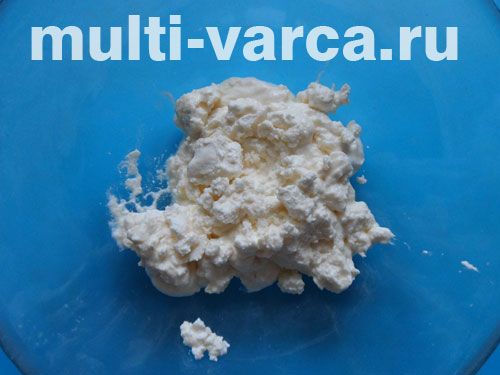 Сирники з рисового борошна з родзинками та ягідним соусом