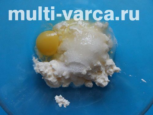Сирники з рисового борошна з родзинками та ягідним соусом