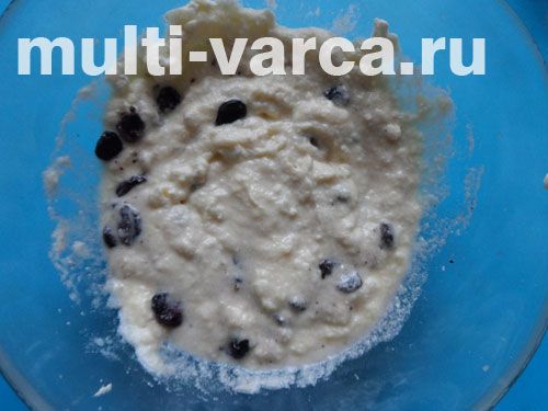 Сирники з рисового борошна з родзинками та ягідним соусом