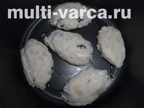 Сирники з рисового борошна з родзинками та ягідним соусом