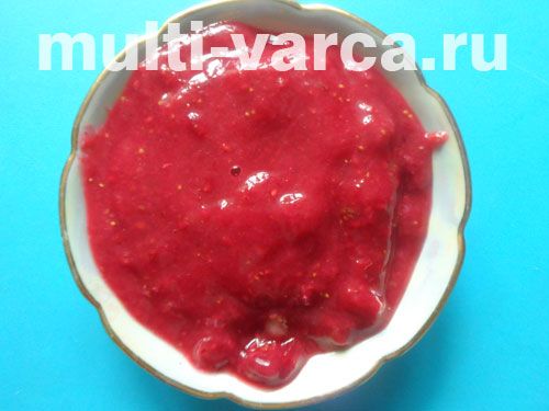 Сирники з рисового борошна з родзинками та ягідним соусом