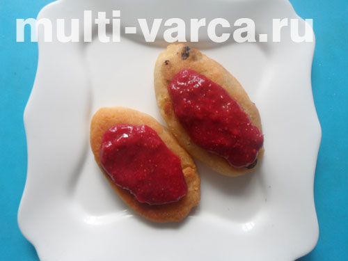 Сирники з рисового борошна з родзинками та ягідним соусом