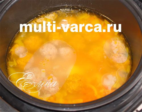 Смачний суп з м'ясними фрикадельками та перловкою в мультиварці