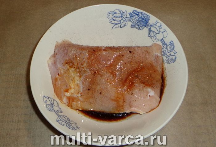 Соковита грудка індички запечена в мультиварці
