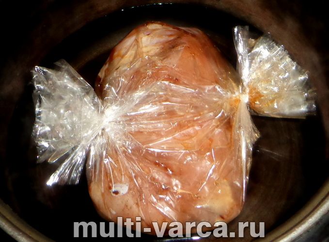 Соковита грудка індички запечена в мультиварці
