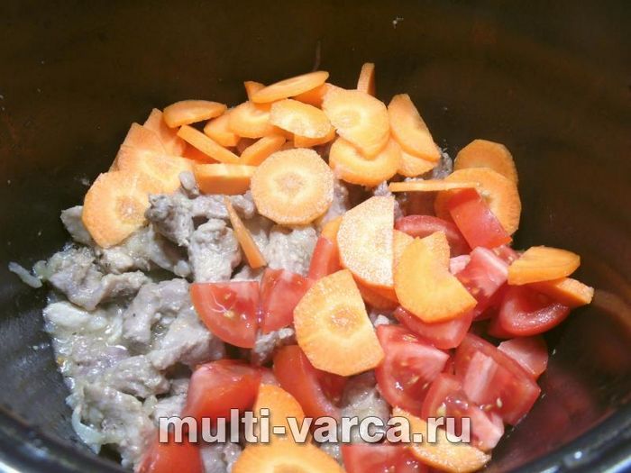 Свинина тушкована з овочами