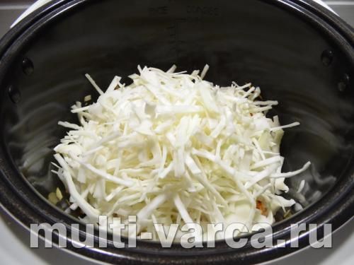 Тушкована капуста з сочевицею та мисливськими ковбасками