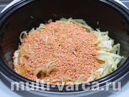Тушкована капуста з сочевицею та мисливськими ковбасками