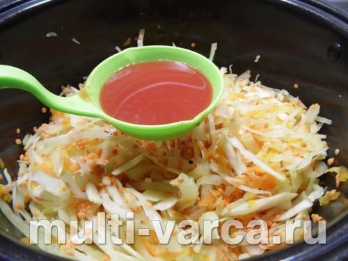 Тушкована капуста з сочевицею та мисливськими ковбасками
