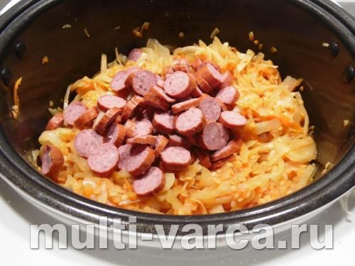 Тушкована капуста з сочевицею та мисливськими ковбасками